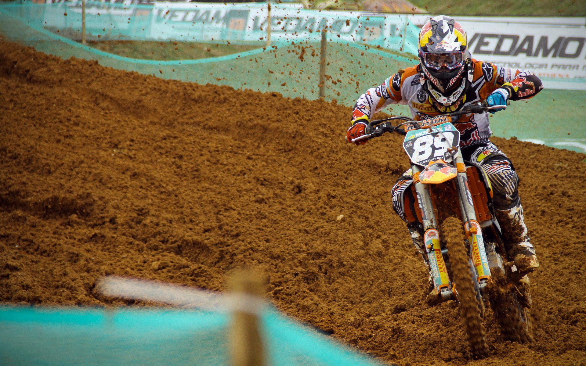 赛道传奇，阿斯顿马丁绝杀梅赛德斯，周冠宇惊艳四座